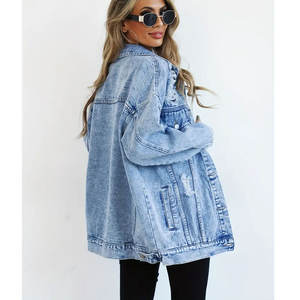 Veste en jean bleu clair surdimensionnée avec boutons argentés, poches poitrine, poches latérales et manches longues pour le streetwear - Product Image 6