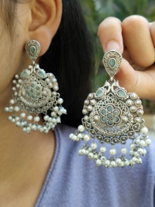 Hermoso y elegante conjunto de pendientes de tono plateado a la moda para mujer para ropa tradicional y moderna ropa de boda para mujeres y niñas - Product Image 4