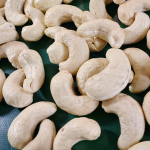 เม็ดมะม่วงหิมพานต์ Kaju badam santigo W240ส่งออกไปตะวันออกกลางจำนวนมาก - Product Image 1