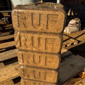 Briquettes de bois de biomasse à haute densité pour le chauffage, le barbecue, combustible compressé écologique pour cheminée et poêle. - Product Image 1