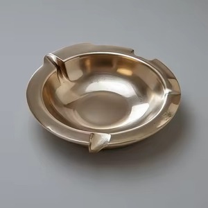Cenicero de Latón Elegante con Superficie Lisa y Brillo Dorado para Decoración Moderna de Mesa de Hogar y Oficina - Product Image 1