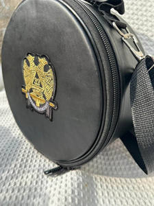 Étui en cuir souple pour régalia maçonnique avec broderie motif équerre et compas, personnalisable OEM/ODM, étanche IP67, fermeture à boucle pliable - Product Image 6