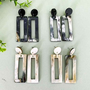 Ensemble collier et boucles d'oreilles modernes faits à la main et écologiques avec des boucles d'oreilles en corne de buffle brun et noire exquises - Product Image 4