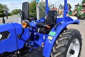 Achetez un tracteur à roues LOVOL M254 55HP 4WD avec cabine climatisée, poids de 4255 kg, capacité de charge avant de 1000 kg, pompe moteur essentielle, disponible dès maintenant - Product Image 5