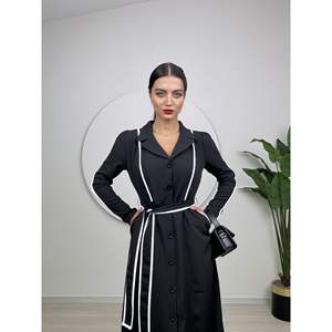 Robe fourreau confortable GARNI 1008 avec manches carotte à passepoil - Product Image 1