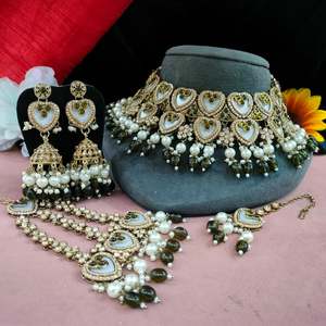 Conjunto de collar de Kundan de piedra de fregona en forma de corazón tradicional indio con Maang Tikka Pasa Festivales perfectos para mujeres Joyería hecha en latón - Product Image 4