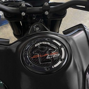 Adesivo 3D Bianco per Tappo Serbatoio Moto Compatibile con KTM Duke 890 GP 2022-23 Tipo Tank Pad - Product Image 1