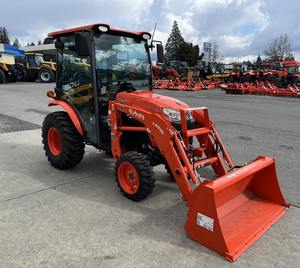 Tractor Utilitario Compacto LX3310HSDC 2022 con Cabina, Transmisión por Engranajes, 4x4, Bomba y Rodamientos - Product Image 1