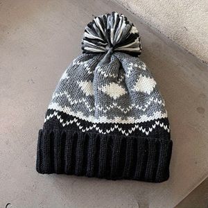 Vente en gros pour hommes et femmes Bonnet jacquard personnalisé en tricot tie-dye pour l'hiver Bonnet en acrylique chaud et souple avec écusson en cuir - Product Image 3