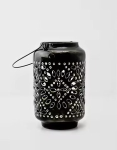 Lanterne métallique décorative Ramadan Kareem avec finition artisanale, idéale pour les cadeaux lors des célébrations du mois sacré - Product Image 4