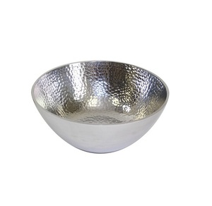 Bol de service en acier inoxydable au design martelé au look moderne et élégant, idéal pour les plats lors de dîners officiels - Product Image 6