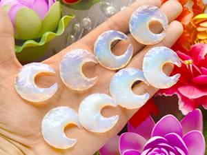 Pendentif en cristal de lune en opalite blanche naturelle Briolette de guérison Pierre précieuse à facettes en vrac Opalite Croissant de lune Sculpture Diamant charmant - Product Image 5