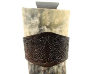 Jarra de cerveza de búfalo vikingo natural hecha a mano con cuerno para beber tallado personalizado - Product Image 2