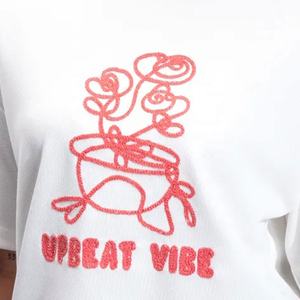 Vente en gros de T-shirt femme en coton brodé Coupe décontractée Tissu doux Manches courtes T-shirt surdimensionné pour femme Personnalisation disponible - Product Image 3