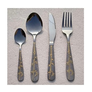 Offre Spéciale – Ensemble de Couverts Traditionnels en Acier Inoxydable Argenté avec Manche en Titane Argenté et Doré – Sûr et Sain pour un Usage Quotidien - Product Image 2