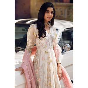 Robe Anarkali blanche élégante à fleurs avec col en V, manches longues, dupatta et pantalon en mousseline écologique pour le printemps/été - Product Image 3