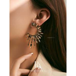 Orecchini a perno massicci placcati oro 14K con design astratto geometrico a raggi di sole color champagne, eleganti e alla moda - Product Image 5