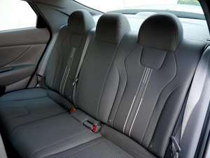 Plata 2024 H y u n d a i Ela Ntra SEL FWD con asientos de cuero Sistema de navegación Arranque remoto Techo solar Android Auto Ruedas de aleación - Product Image 3