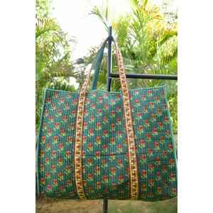 Bolso tote bohamin sostenible de algodón de fibra larga de primera calidad, color verde botella, con estampado floral hecho a mano, tamaño mediano, con asa superior, reciclable. - Product Image 2