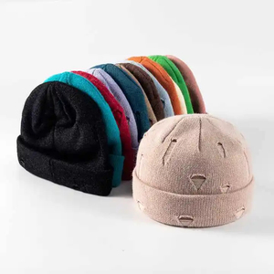 Bonnets en acrylique 100% personnalisés avec logo, nouveaux, confortables, design jacquard coloré, style streetwear, bonnets d'hiver. - Product Image 1