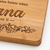 Planche de service personnalisée en bambou avec motif gravé au laser et poignée pour la présentation de fromages et de charcuteries en cuisine