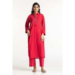 Conjunto de Camisa y Pantalón para Mujer, Color Rojo Dobby, con Adornos - Product Image 5