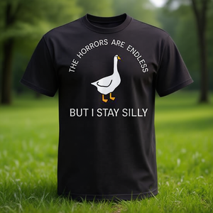 T-shirt con citazione di Stay Silly Goose: i orrori sono infiniti ma non preoccuparti! Prodotto Promozionale - Product Image 3
