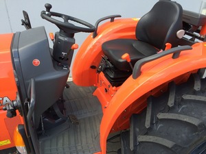 Tractor Kubota L1-452 S (L1452) usado, de 45 hp, con tracción en las cuatro ruedas, incluye cargador frontal con articulación paralela. - Product Image 2