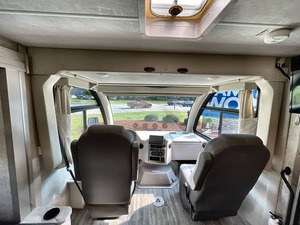 Autocaravana de gasolina clase A T h o r Vegas 24.1 del 2024, usada en buen estado. - Product Image 2