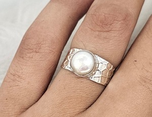 Bague de déclaration romantique Boho en argent sterling 925 serti de lunette en perles naturelles faites à la main pour les mariages ou les fêtes - Product Image 2