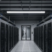 Luminaire linéaire LED suspendu en aluminium 1200 mm pour salle de données de colocation, 6000K, dimmable, pour plafond de salle d'hébergement