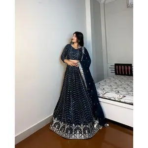 Ensembles pour femmes de créateurs, Lehenga Choli à sequins et broderies - Product Image 2