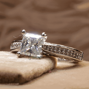 Bague de fiançailles princesse et coupe ronde solitaire avec accent pour femme - Product Image 2