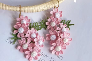Pendientes de Ganchillo Delicados con Flores Grandes en Racimo, Joyería de Ganchillo Mini Hecha a Mano, Pendientes Colgantes de Ganchillo con Margaritas, Regalo - Product Image 2