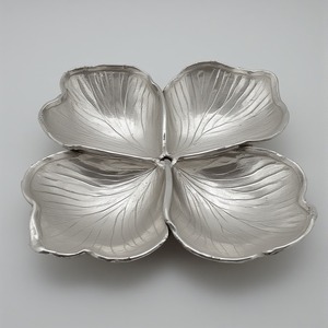 Servidor de fruta seca de lujo de vidrio de aluminio decorativo Tres cuencos de hojas interconectados Acabado dorado Elegante decoración del hogar Exhibición de comedor - Product Image 5