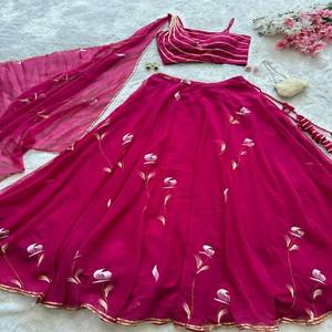 Conjunto de Lehenga VASTRA COTTAGE de Georgette Pura Pintada a Mano con Dupatta Incluida y Blusa Acolchada Completamente Cosida, Ropa de Diseñador - Product Image 4