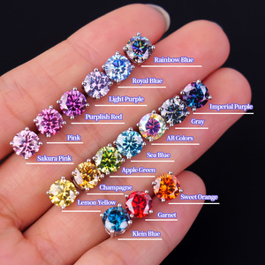 Boucles d'oreilles clous classiques en moissanite colorée taille brillant, plaqué rhodium argent 925 certifié GRA, 5mm/6.5mm, vente en gros - Product Image 5