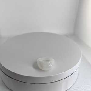 Bague en résine fabriquée à la main avec des couleurs vives et des motifs uniques, parfaite pour ajouter une touche élégante à n'importe quelle tenue. - Product Image 3