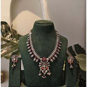 Collar con Incrustaciones de Piedras Kolhapuri, Coleccionable Cultural de Historias Tribales, Joyería Tradicional India Elegante - Product Image 3