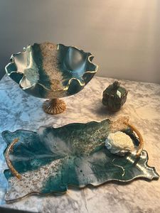Notre plateau en agate en résine combine l'art de la résine de qualité supérieure avec un design d'inspiration antique, créant un - Product Image 4