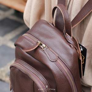 Mochila de piel de vaca auténtica hecha a mano para mujer, moderna y práctica con textura suave y acabado Premium - Product Image 4