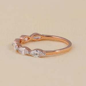 Anillo de Boda de Media Eternidad con Diamante Cultivado en Laboratorio con Corte Marquesa, Oro 14K, Platino, Oro Amarillo, Oro Blanco, Plata de Ley, Joyería Fina - Product Image 1