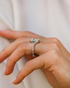 Anillo de compromiso de diamante de corte ovalado de 12x8mm | Anillo minimalista de plata de ley chapado en oro de 18 quilates | Novia para mujer - Product Image 2