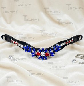 Fronture de luxe en cuir noir en forme de V avec cristaux rouges et bleus et décorations en strass pour cheval - Product Image 3