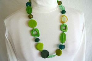 Collier en résine de luxe avec pendentif Bijoux modernes pour femmes Collier en résine fait à la main pour femmes - Product Image 6