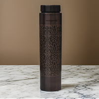 Bouteille d'eau potable en cuivre pur, respectueuse de l'environnement, sûre pour l'eau bouillante, avec motif gravé et finition antique, pour une consommation saine.