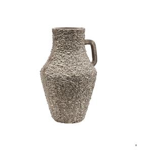 Florero de metal de diseño único con una forma inspirada en la antigüedad, ideal para arreglos florales o decoración independiente - Product Image 1