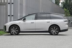 Nouveau SUV électrique haut de gamme 6 places 400 kW Double moteur AWD Autonomie 720 km CLTC Transmission automatique Batterie au lithium Intérieur sombre gauche - Product Image 6