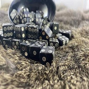 Dados cúbicos de cuerno de búfalo hechos a mano de alta calidad, dados de juego de cuerno de búfalo con diseño personalizado, tamaño y forma de dados de cuerno - Product Image 2