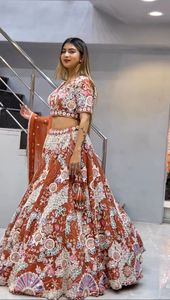 Lentejuelas más populares bordadas Lehenga Choli indio y pakistaní para mujeres hechas con tela de encaje Cancan Canvas Patta - Product Image 4